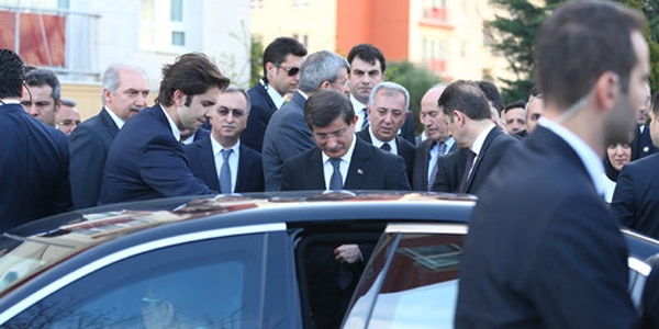 Başbakan Davutoğlu taziye ziyaretinde bulundu