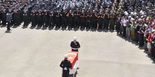 Şehit polis memuru için emniyet'te tören düzenlendi