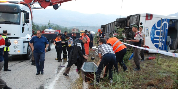 Burdur'da yolcu otobüsü devrildi: 1 ölü, 14 yaralı