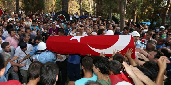 �ehit polis memuru Sercan topra�a verildi