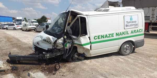 Konya'da cenaze aracı ile otomobil çarpıştı: 5 yaralı