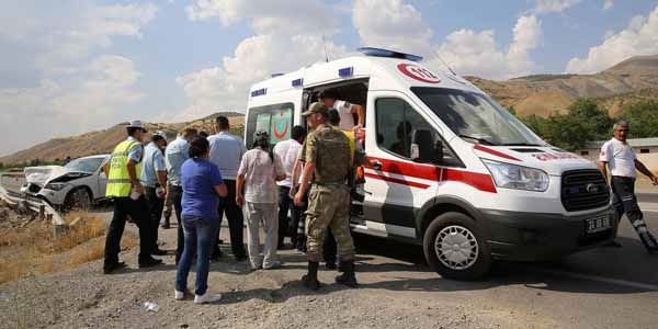 Erzincan'da trafik kazası: 10 yaralı