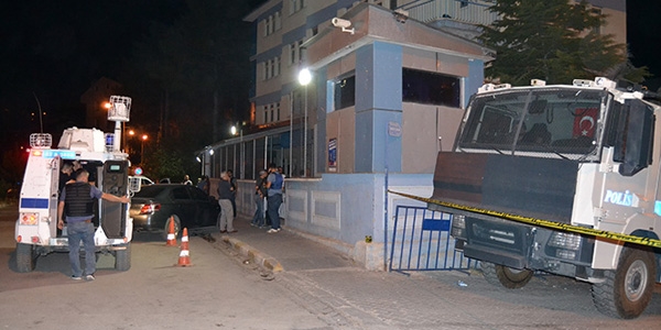 Tunceli'de TOMA'ya iki ses bombas atld