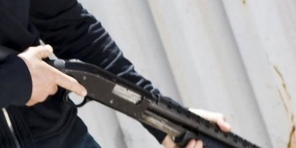 Havaya ateş etti, yanlışlıkla polisi yaraladı