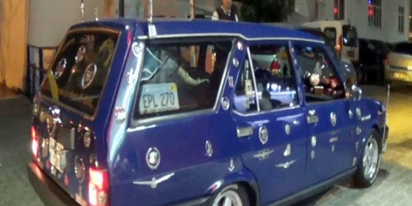 Polis etiketli otomobili bağladı
