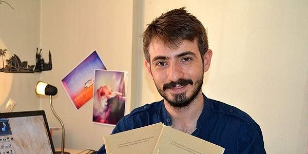 Sesi ile görmeyenleri kitapla buluşturuyor
