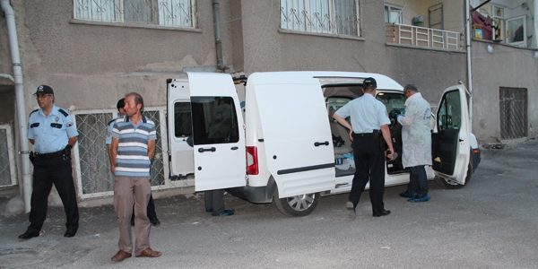 Emekli öğretmen evinde ölü bulundu
