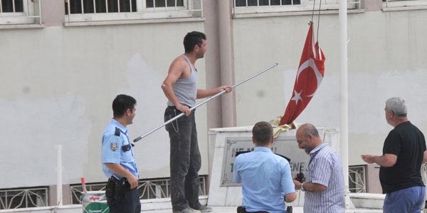 Eskişehir'de Okulun avlusundaki bayrak indirildi iddiası