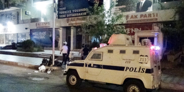 Diyarbakr'da Ak Parti'ye bombal saldr: 1 polis yaral