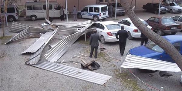 Fırtına adliyenin çatısını uçurdu, minareyi yıktı