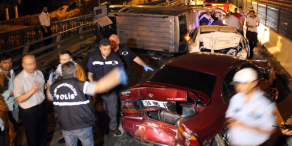 Kaza yerinde önlem alan polislere minibüs çarptı: 4 yaralı