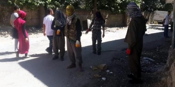 Silvan'da hendek kazan PKK'lılarla polis arasında çatışma