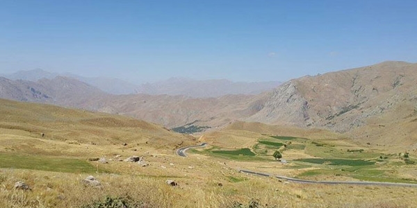 Hakkari-Çukurca karayolu sekiz gündür ulaşıma kapalı