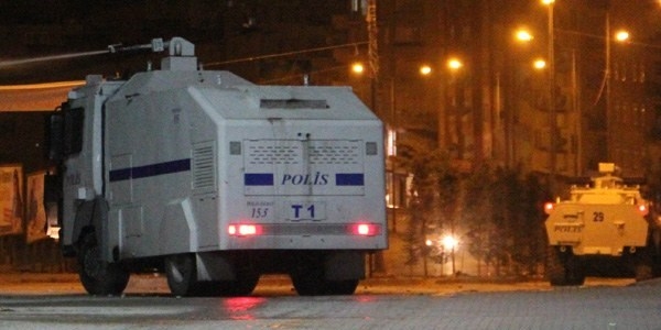 Diyarbakır Toma'ya saldırı:2 polis yaralı