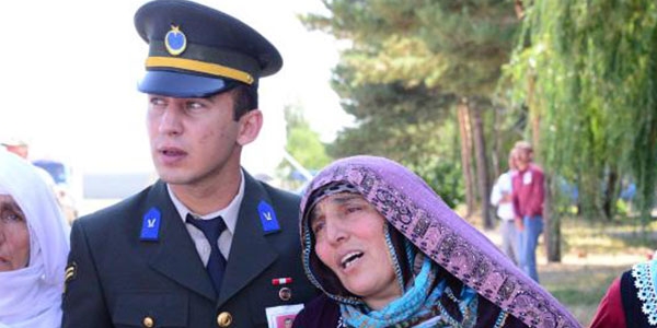 Şehit babası: Ateşe su serpin
