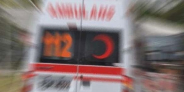 Ambulans kaza yaptı: 3 yaralı