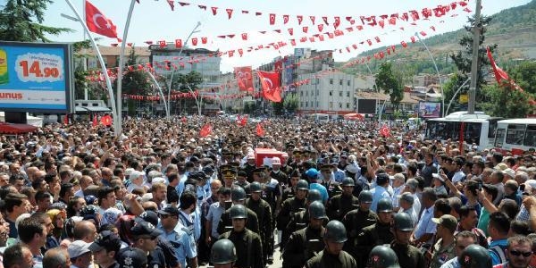 Şehit teğmeni 10 bin kişi son yolculuğuna uğurladı