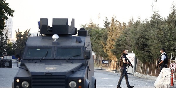stanbul'da polis merkezine silahl saldr