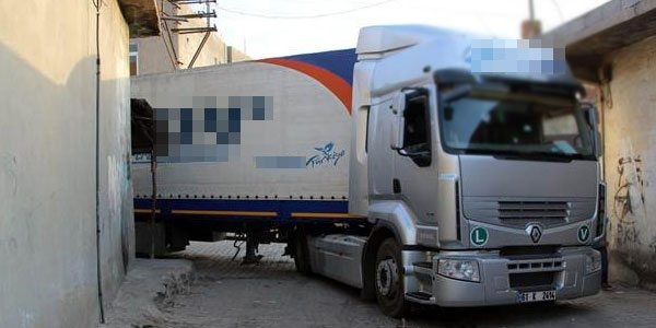 Teröristler TIR'ı emniyete sürdü