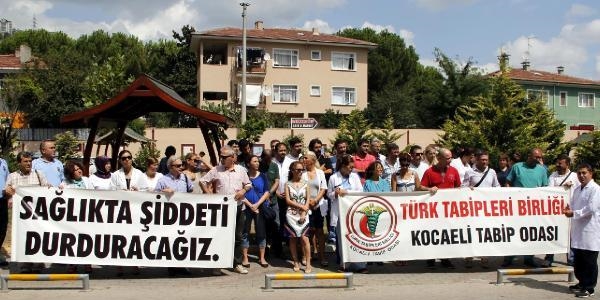 Mahkum doktoru yumrukladı!