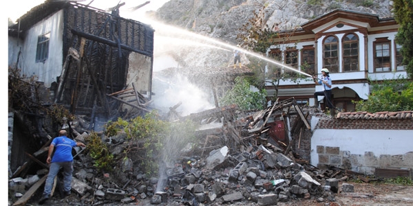 Amasya'da tarihi mahallede 2 ev yandı
