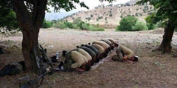 Askerden operasyon öncesi namaz