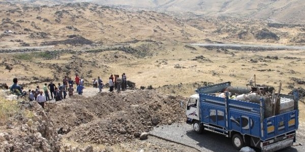 PKK'lılara önlem için kazılan hendeği doldurmaya çalıştılar