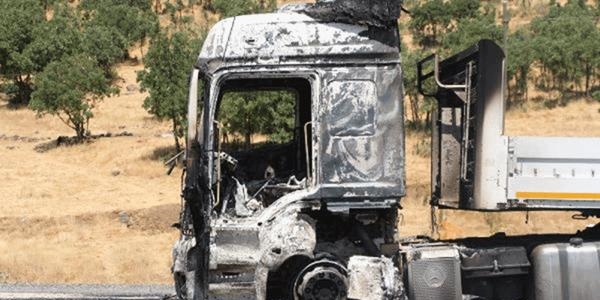 Bingöl'de yol kesen teröristler araç yaktı