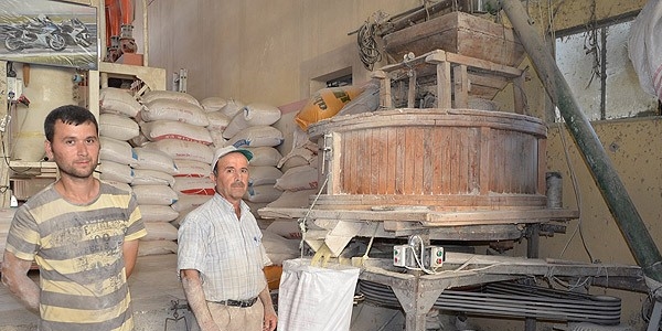 Son değirmenin taşını dördüncü kuşak döndürüyor