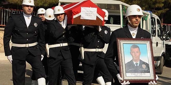 Şehit polis memuru toprağa verildi