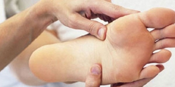 Ayak kokuları ve bakterileri için çay ağacı yağı