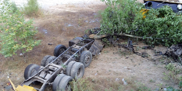 Adana'da freni boşalan tır otomobilleri biçti