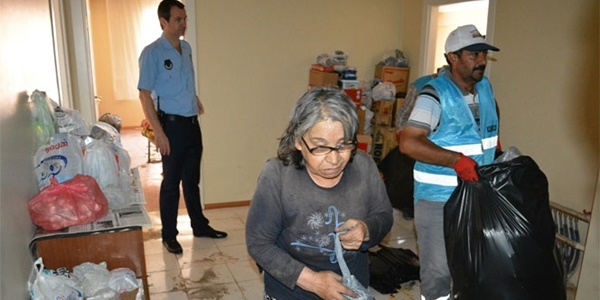 Emekli memurun evinden 3 traktör çöp çıktı