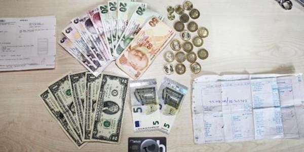 Dilencinin üzerinden premium kredi kartı çıktı!