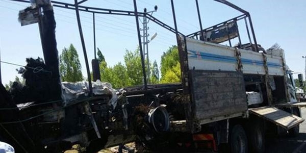 Teröristler, karakola ekmek götüren aracı yaktı