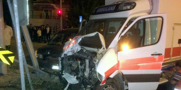 Kaza yerine giden ambulans kaza yaptı