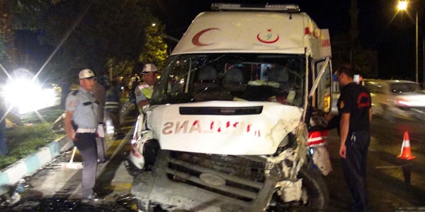 Ambulans ile otomobil çarpıştı: 1 ölü, 5 yaralı