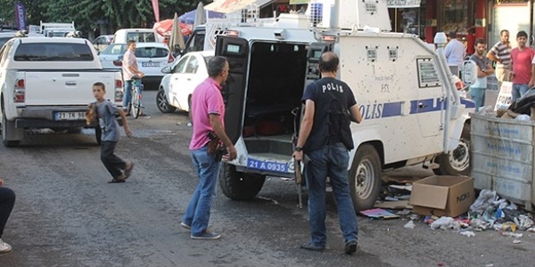 Diyarbakır'da polise saldırı: 2 yaralı