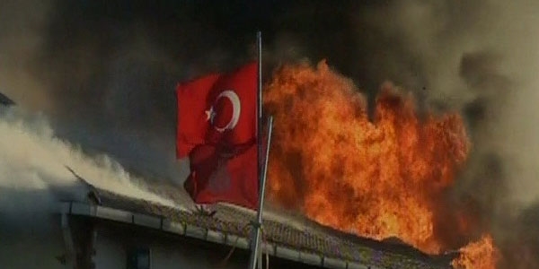 Kumkap�'da korkutan yang�n