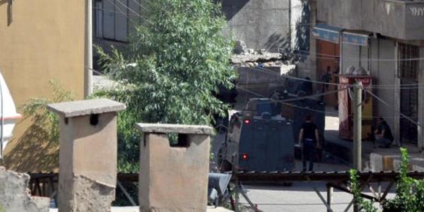 Zırhlı araca bombalı tuzak: 4 polis yaralı