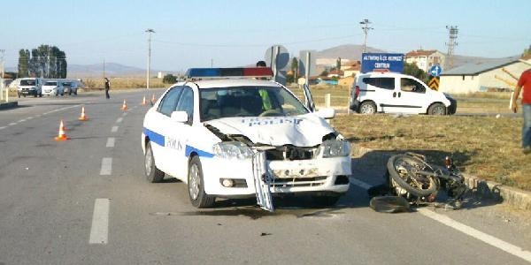 Polisin çarptığı motosikletli yaralandı