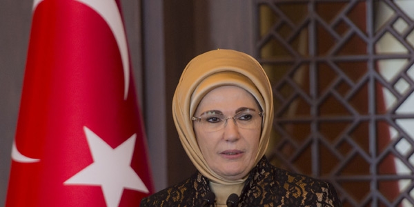 Emine Erdoğan: 'Terörü destekleyenleri tarihe gömmek durumundayız'