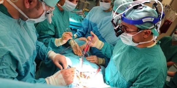 Annesinin rahmi nakledilen kadın doğum yaptı