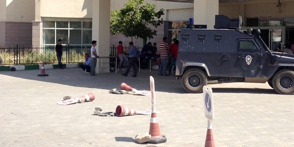 Polis merkezine şüpheli yaklaşan sürücü vuruldu