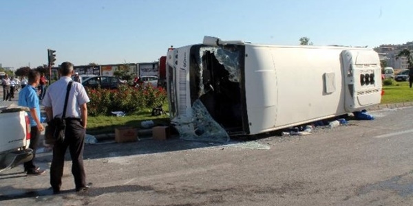 Ambulansa yol vermek isterken kaza yaptı: 16 yaralı