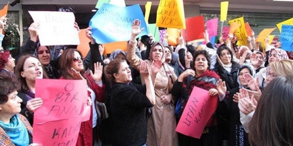 AK Parti'li kadınlar CHP'den özür istedi
