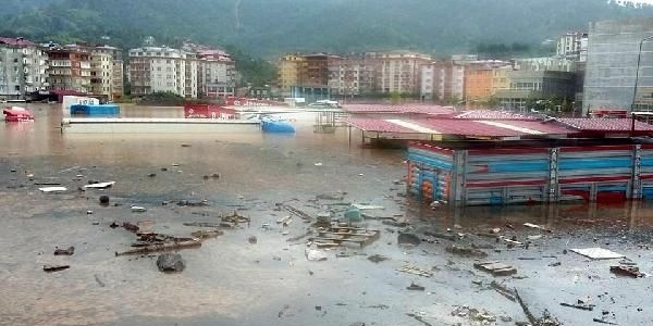 Artvin'e 53 y�l�n en kuvvetli ya�muru ya�m��!