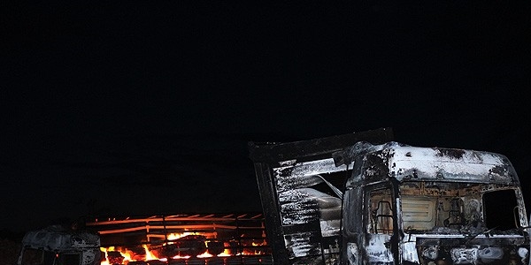 Van'da ter�ristler iki t�r ve bir kamyonu ate�e verdi