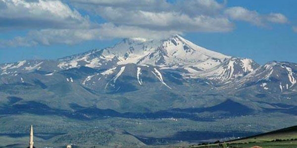 Yılın ilk karı Erciyes dağına yağdı