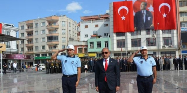 Polislere çelenk sunumunda 'selamı geç verdin' cezası